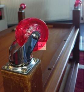 Fixation de la roulette crystal sur un pied d'une table basse
