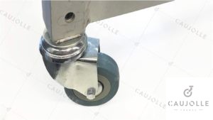 Un tutoriel pour découvrir comment mettre des roulettes sous une table avec des pieds carrés Roulette installée dans un tube carré