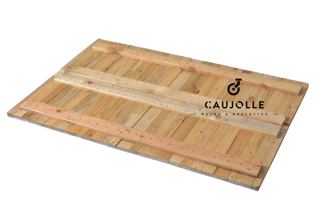 Support en bois posé sur une surface plate