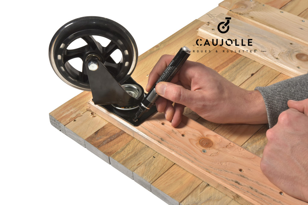 Marquage au feutre des 4 trous de fixation de la platine sur le support en bois