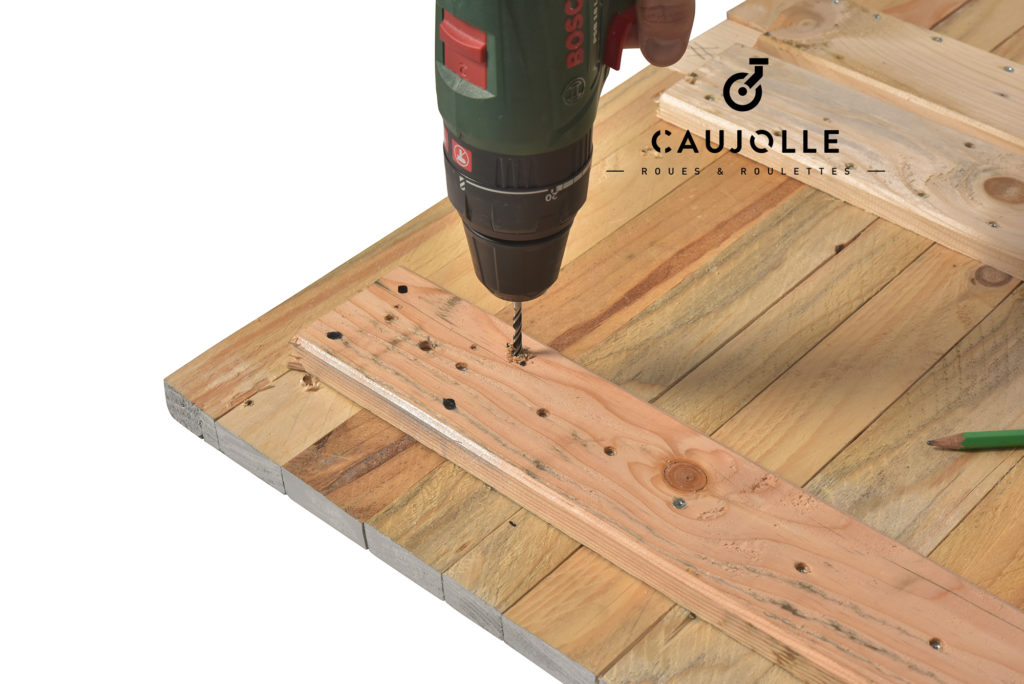 Perçage du support en bois sur l'un des repères
