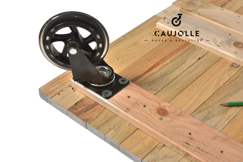 Roulette positionnée sur le support avec les rondelles placées au-dessus des trous de fixation